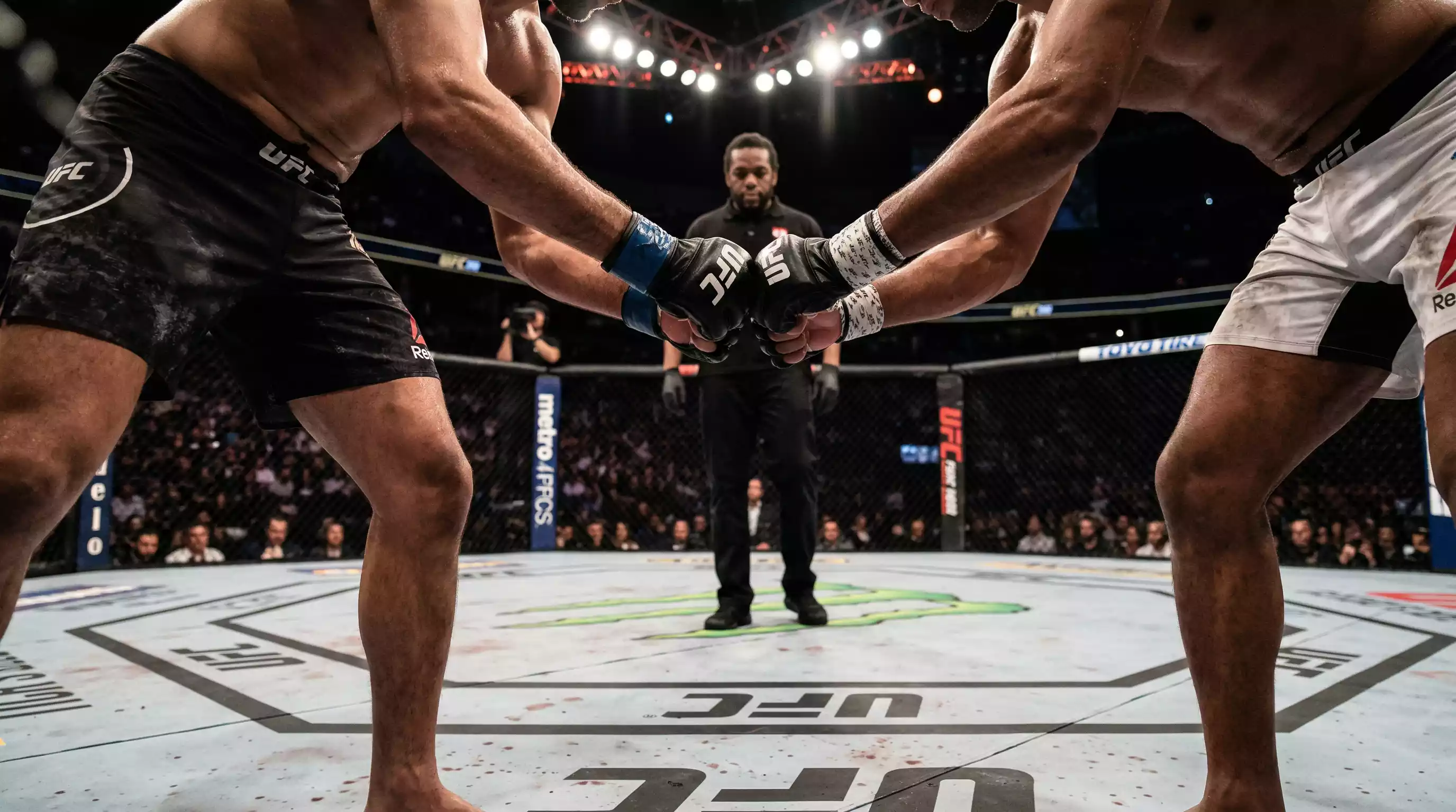Tipos de apuestas UFC - peleadores de MMA en el octogono con cuotas de moneyline